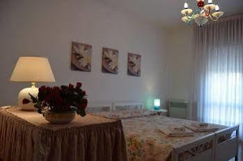 Casa Vacanza E Per Lavoro Elena E Carla Spinea Luaran gambar